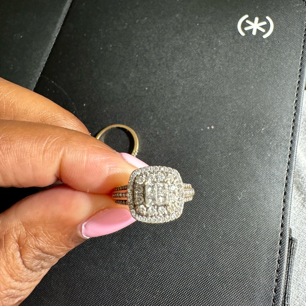 10 Kt yellow gold 1 carat diamond ring size 7. There are no missing stones